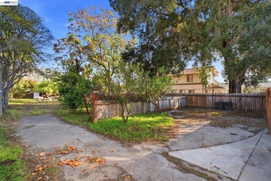 Charming fully remodeled Cottage on a multi unit lot in the - photo 31