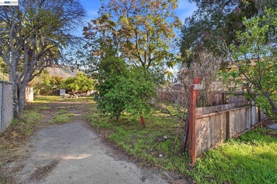 Charming fully remodeled Cottage on a multi unit lot in the - photo 32