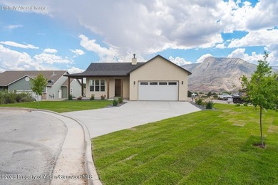 This new home stuns with spectacular views, an open layout - photo 1