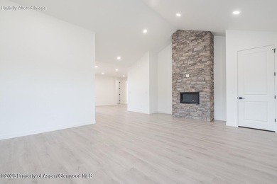 This new home stuns with spectacular views, an open layout - photo 4