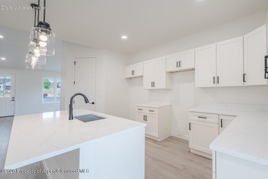 This new home stuns with spectacular views, an open layout - photo 6