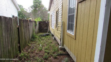 Corner lot near downtown Gulfport. Fenced yard, newer roof, does - photo 12