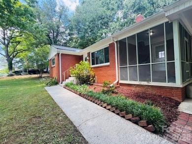 Welcome home to this inviting 3-bedroom, 1-bath residence - photo 4