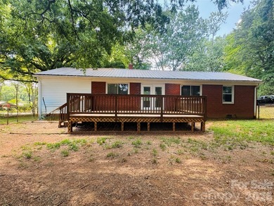 Welcome home to this inviting 3-bedroom, 1-bath residence - photo 6