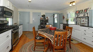 Welcome to the beautifully maintained historic farmhouse you - photo 14