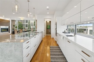 Luxurious Urban 8 townhouse in Tulsa's East Village, walking