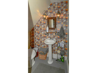 Welcome to the beautifully maintained historic farmhouse you - photo 31