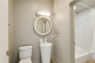 Luxurious Urban 8 townhouse in Tulsa's East Village, walking