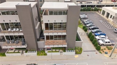 Luxurious Urban 8 townhouse in Tulsa's East Village, walking