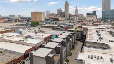 Luxurious Urban 8 townhouse in Tulsa's East Village, walking