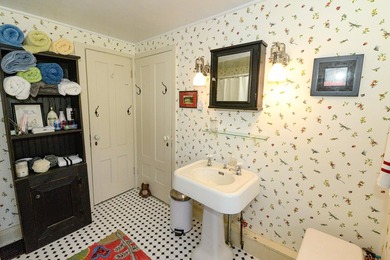 Welcome to the beautifully maintained historic farmhouse you - photo 44