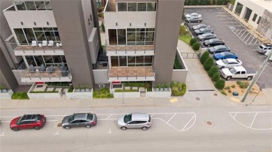 Luxurious Urban 8 townhouse in Tulsa's East Village, walking