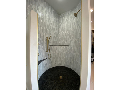 A newly completed 2023 Custom home in the prestigious Kula Io - photo 13