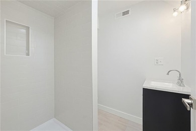 Set in a desirable Riverside location just moments from Crescent - photo 17