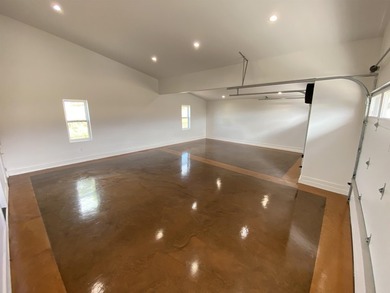 A newly completed 2023 Custom home in the prestigious Kula Io - photo 20