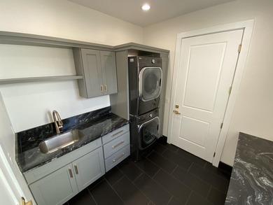 A newly completed 2023 Custom home in the prestigious Kula Io - photo 21