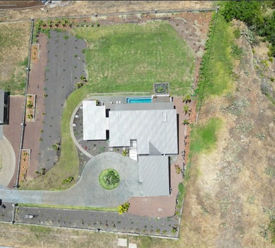 A newly completed 2023 Custom home in the prestigious Kula Io - photo 22