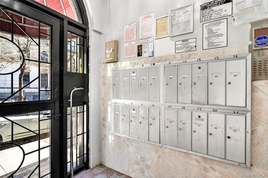 Beautifully maintained HDFC cooperative in the heart of - photo 3