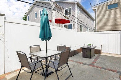 Come live in the Long Beach Canals this residence is one of the - photo 18
