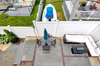Come live in the Long Beach Canals this residence is one of the - photo 19