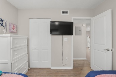 OWNER MOTIVATED! BRING OFFERS! Rare opportunity to own the only - photo 19