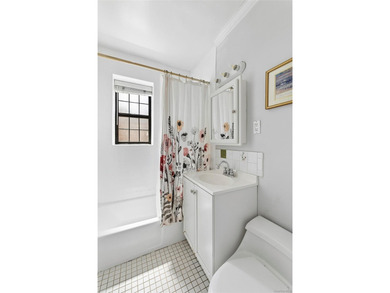 Welcome to Chatwick Gardens in Forest Hills, a distinguished - photo 5