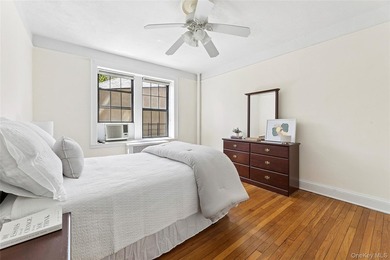 Welcome to Chatwick Gardens in Forest Hills, a distinguished - photo 6