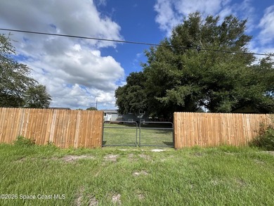 TRI LEVEL HOME on .26 of an acre! 3 Bedroom 2 bath with Living - photo 15