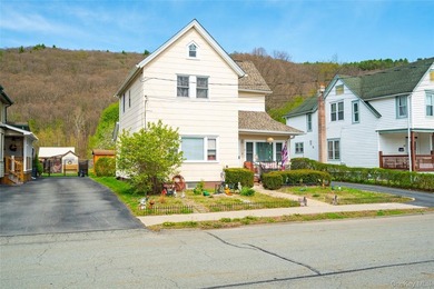 Welcome to this spacious and versatile home offering over 1,400 - photo 2