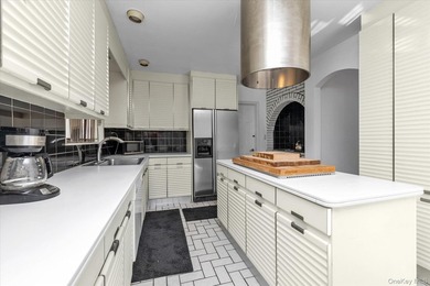 Expanded 3-bedroom brick ranch in the heart of Bay Terrace - - photo 3