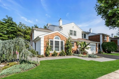 Lake Condo For Sale in Commack, New York