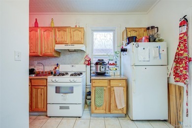 Welcome to 150 Ridgewood Avenue, a spacious fully detached - photo 6