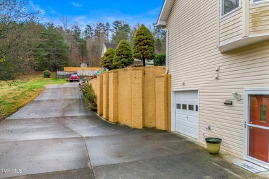 Spacious 5-bedroom, 3-bathroom home located on the desirable - photo 50