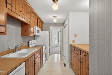 Rare opportunity at this price point - Victorian Townhouse-like