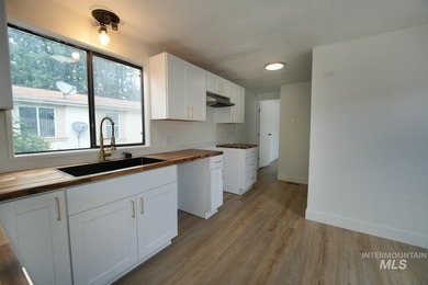 Welcome to Shenandoah Estates, a gated 55+ community offering - photo 1
