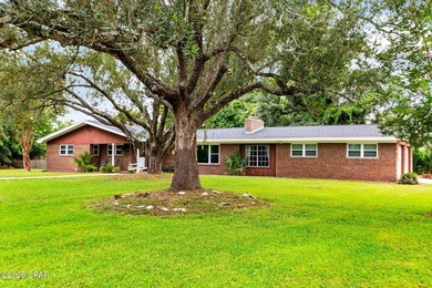 Welcome to 102 Kentucky Ave in the heart of Lynn Haven! This - photo 2