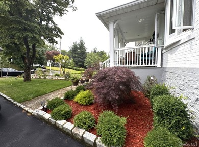 Welcome to this beautifully maintained Center Hall Colonial - photo 24