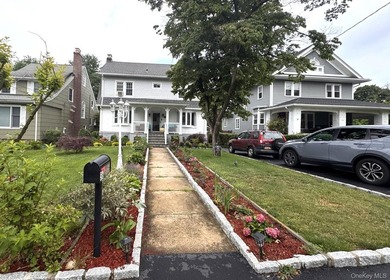 Welcome to this beautifully maintained Center Hall Colonial - photo 32