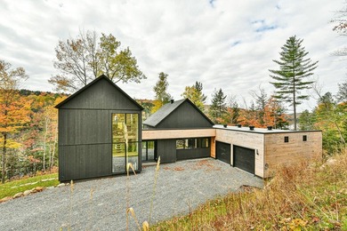 Where dreams come true. Prestigious waterfront property on a - photo 2