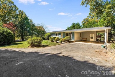 Imagine returning home in sought-after North Asheville. A - photo 2