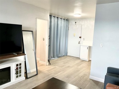 This beautiful pet friendly residence offers a bright, spacious - photo 11