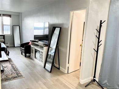 This beautiful pet friendly residence offers a bright, spacious - photo 12