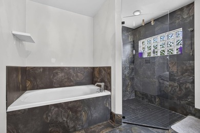 Welcome to this beautifully maintained 3-bedroom, 2-bathroom - photo 17