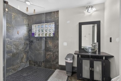 Welcome to this beautifully maintained 3-bedroom, 2-bathroom - photo 18