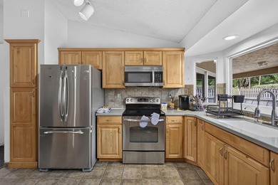 Welcome to this beautifully maintained 3-bedroom, 2-bathroom - photo 24
