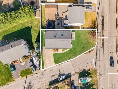 Welcome to 4 Bay Place, a spacious Hi-Ranch single-family home - photo 34