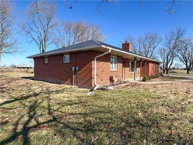 Enjoy peaceful country living with the convenience of easy - photo 8