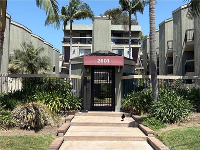 Charming tri-level townhome in Signal Hill featuring 2 bedrooms - photo 1