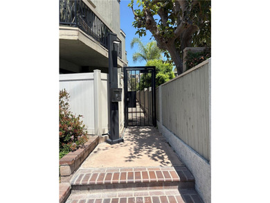 Charming tri-level townhome in Signal Hill featuring 2 bedrooms - photo 2