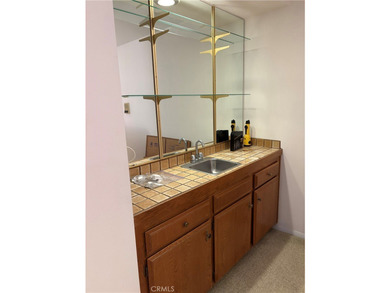 Charming tri-level townhome in Signal Hill featuring 2 bedrooms - photo 7